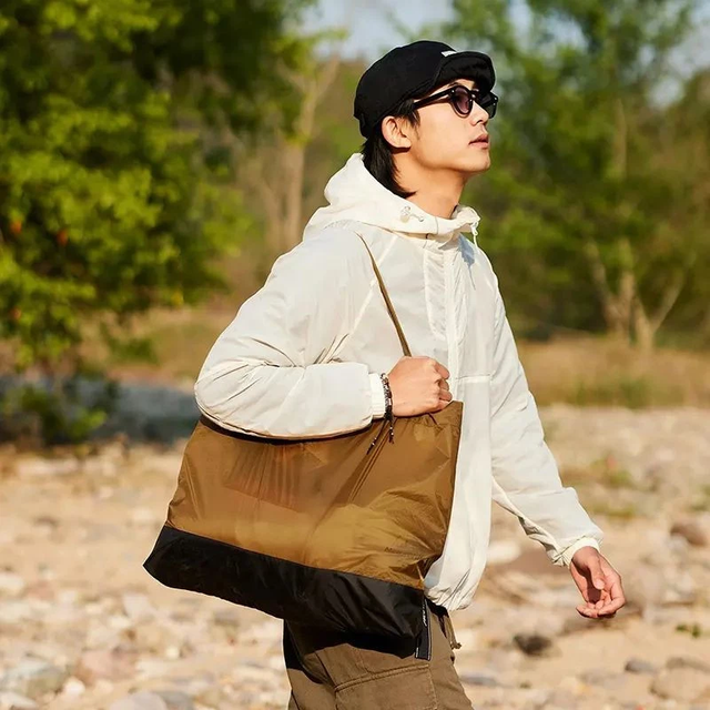 Kinyitott Naturehike összecsukható táska széles nyílással a könnyű pakolásért